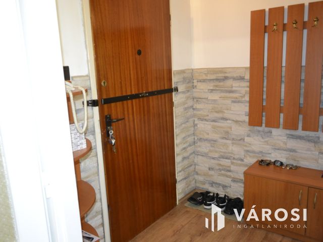 Veszprémi 3.emeleti panel lakás eladó!