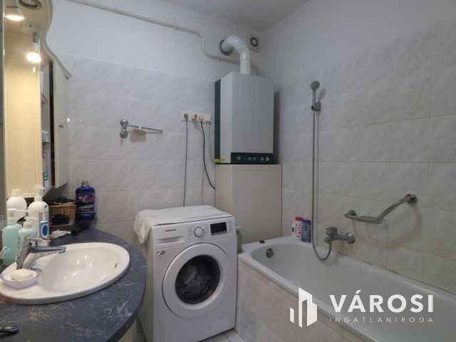 Nappali + 3 szoba, csendes, nyugodt lakókörnyezetben.