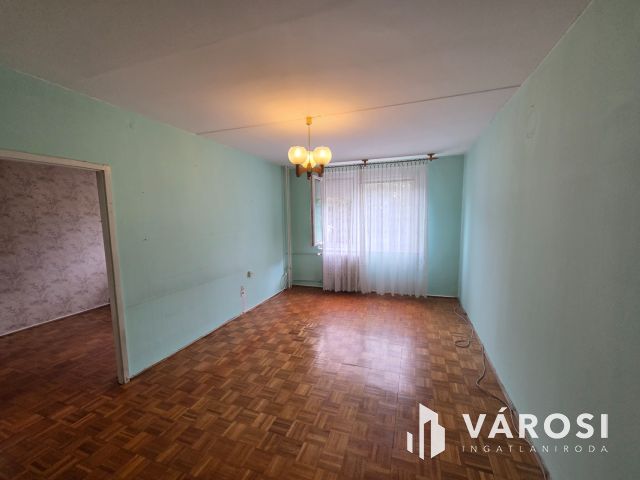 Első emeleti kétszoba +nappali -hallos loggiás lakás eladó