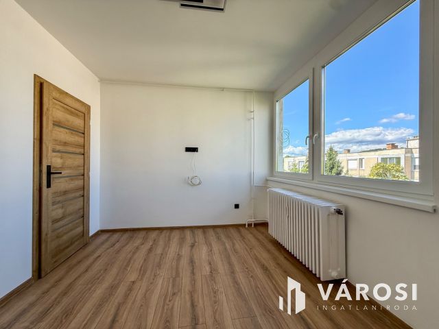 Pécskő úton, frissen felújított, 2+1 félszobás lakás eladó!