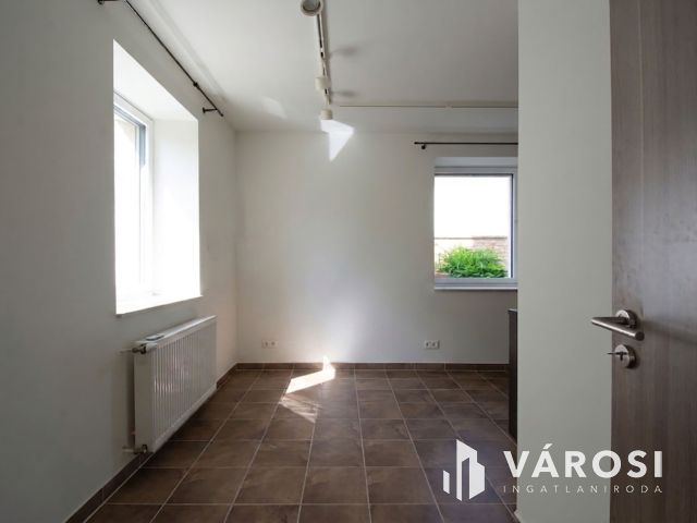 Panorámás ikerfél garázzsal, csendes zsákutcában