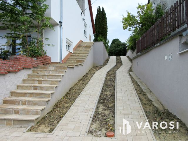 A teljesség igényével felújított családi ház a Rómahegyen!