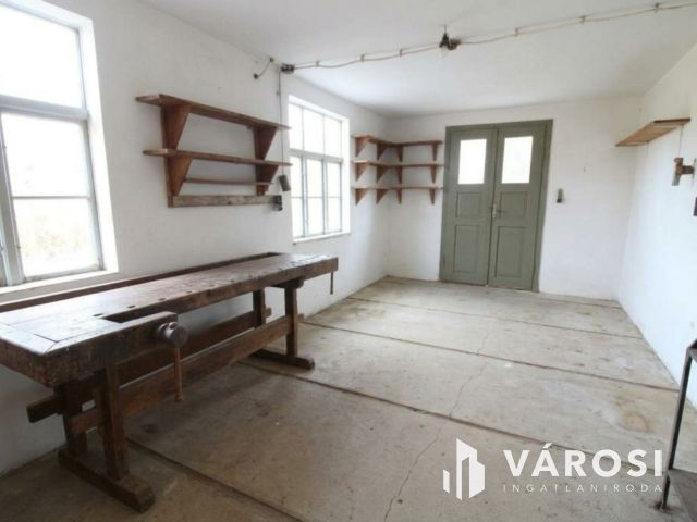 Eladó lakható hétvégi ház